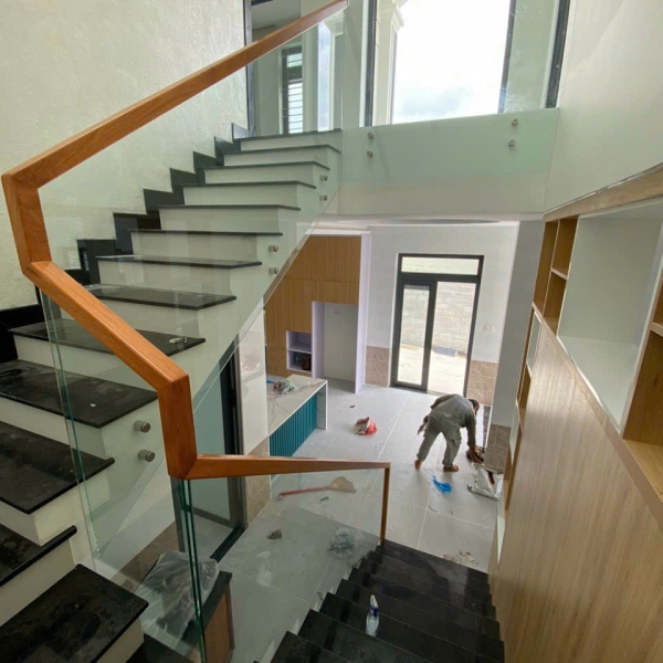 TRANG TRÍ CẦU THANG